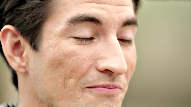 татуированный качок дрочит свой здоровый член один