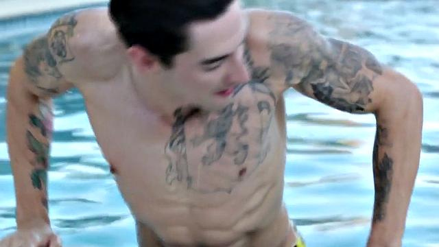 Inked muscular jock jerking off in solo