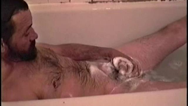 волосатый генри кончает в ванне и трахается со мной снова