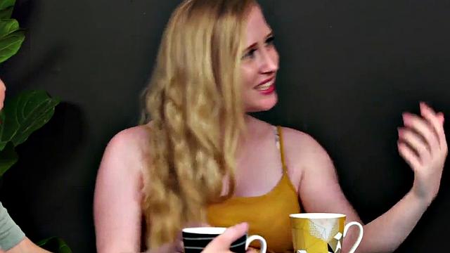 блондинки издеваются над старичком - фемдом и минет прямо в кафе