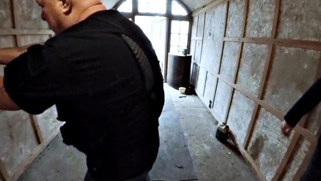 Дэнни Д жёстко трахает Эмбер Джейн и Бруклин Блю разными позами, кончает на лицо обеим взрослым женщинам.