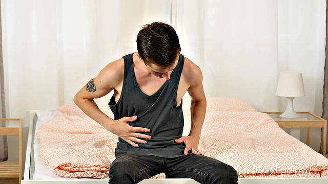 Взрослый парень дрочит и кончает на камеру, гей видео с Vitali Kutcher.