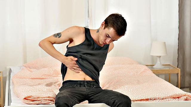 Взрослый парень дрочит и кончает на камеру, гей видео с Vitali Kutcher.