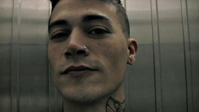 проснулся в туалете и получил голый трах от незнакомца