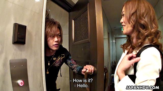 Sales lady is doing her like a real pro