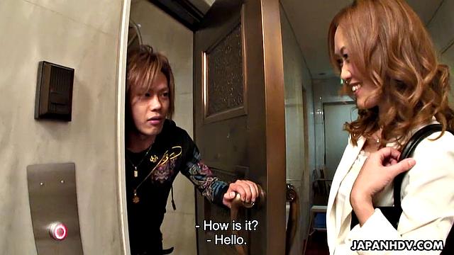 Sales lady is doing her like a real pro