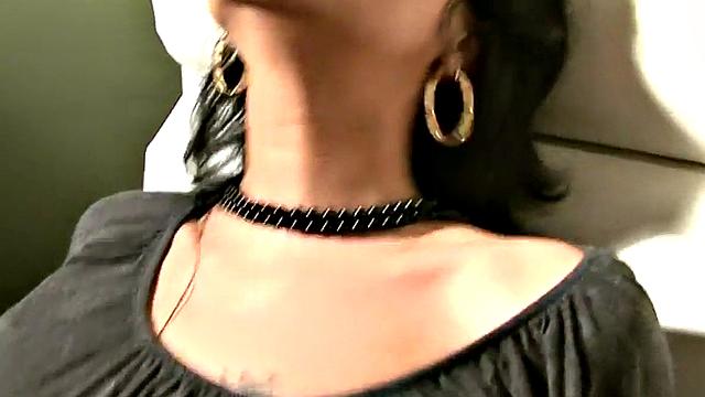 шлюха на улице получает по полной в мокрую пизду