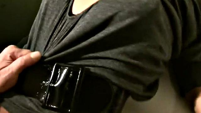 шлюха на улице получает по полной в мокрую пизду