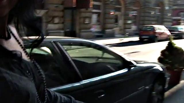 шлюха на улице получает по полной в мокрую пизду