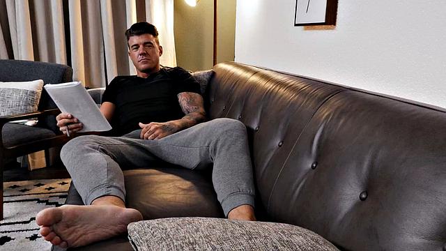 мускулистый отчим страстно сосёт член взрослого пасынка