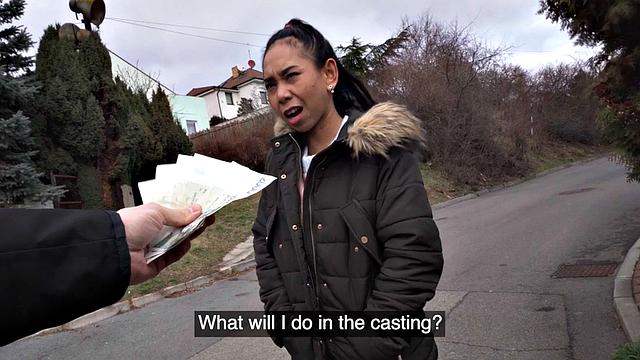 латинка схватила случайного мужика, дала отсосать на публике и сама смеется