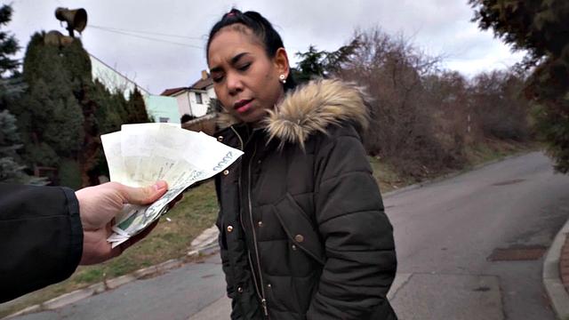 латинка схватила случайного мужика, дала отсосать на публике и сама смеется