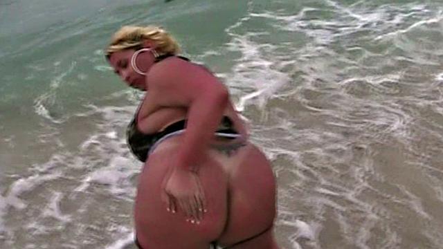 Моника Ричард раздевается на пляже, отдыхающие забывают про море