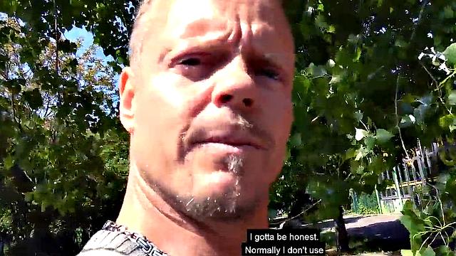 Смотри, как немецкая милфа трахается на улице в POV