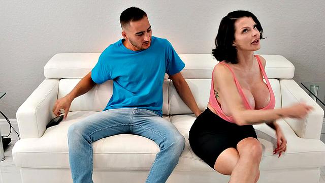 Joslyn James: Kiss Kiss Bang