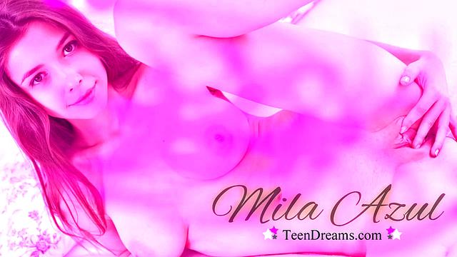 Teen Dreams - МилаМила Азул в своём горячем красном белье