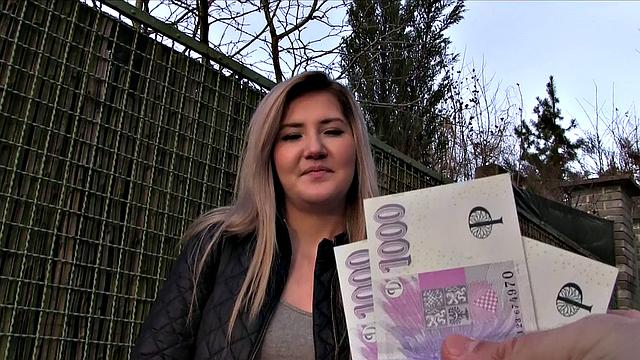 русская блондинка сосёт в машине и получает жёсткий трах на улице за деньги