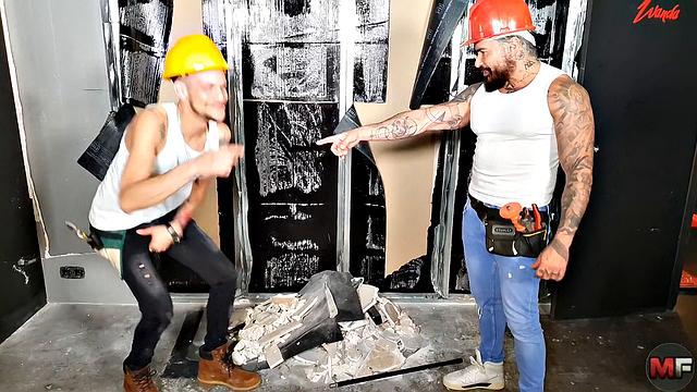 bareback on the building site as two tattooed workers get it off - Builders in heat 1