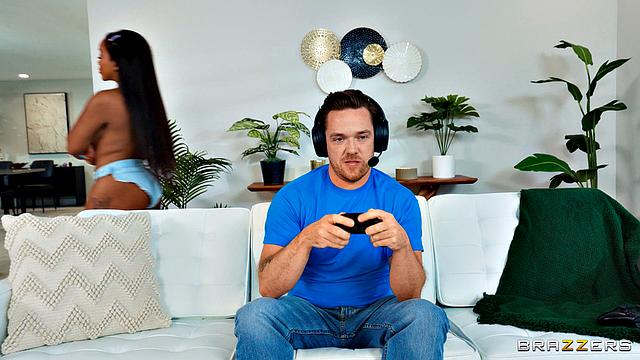 Лили Старфайр отвлекает парня страстным минетом и погружает его в анальное удовольствие, пока тот играет в приставку.