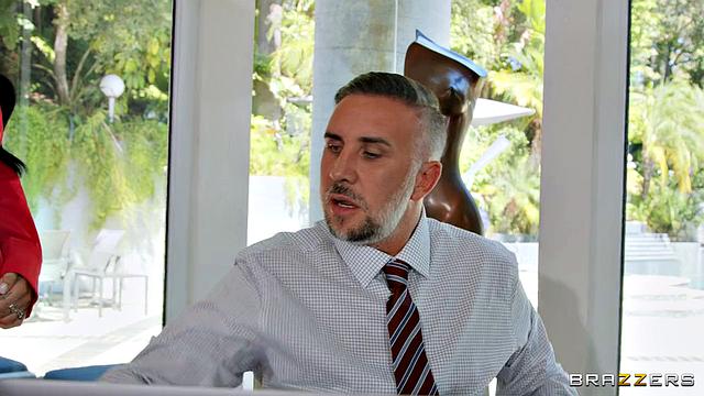 Райан Рейд соблазняет начальника в офисе и кончает на лицо от его доминирования.