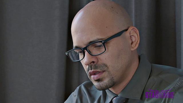 латино бизнесмен на переговорах строг, а вечером сосёт без резины