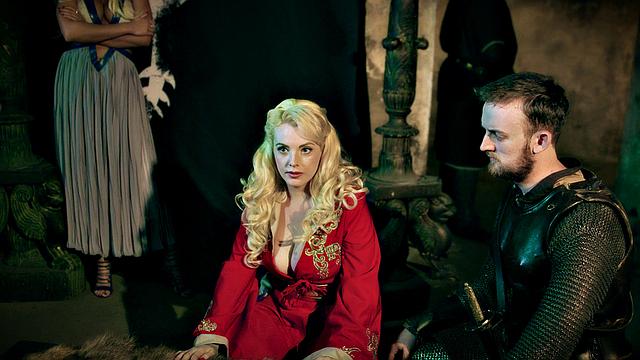 жестокая королева устраивает оргии с подчинёнными