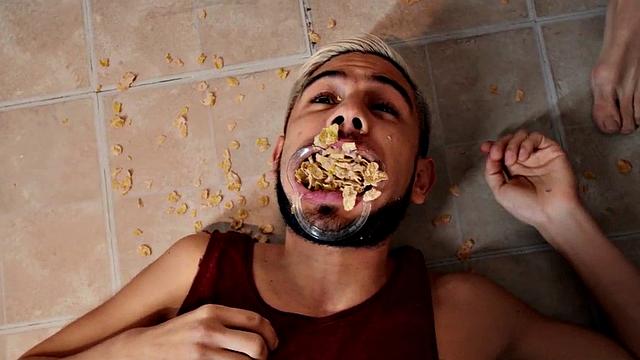 Доминирующий качок ссыт и трахается без гондона на кухне