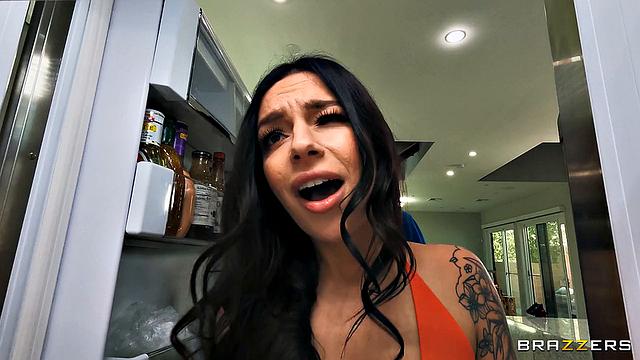 Пошлая компания: Каролина Свитс врывается в комнату и ловит двойное удовольствие с соседями по квартире, пока её парень удивлённо смотрит со стороны. Стандартная вечеринка - не для этой троицы.