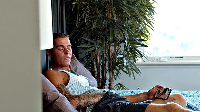 Скотт и Джонни: когда втроём на диване жарче, чем на вечеринке