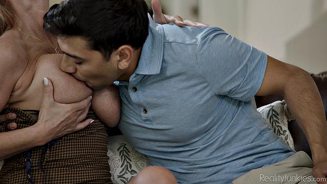 Mommy Swap 4 - Horny MILFS Swapping