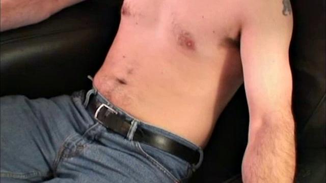 Майк дрочит после тяжёлого рабочего дня