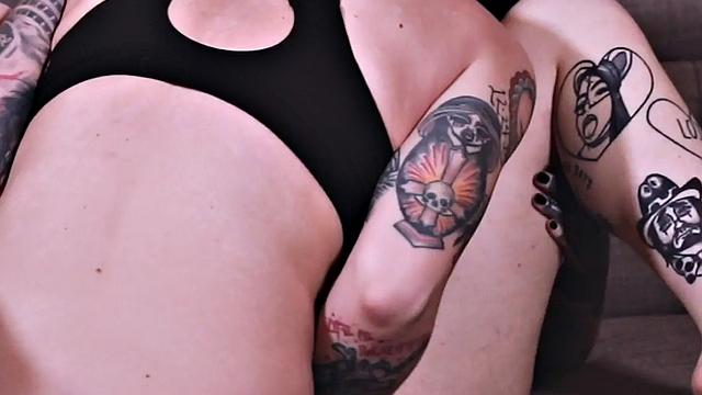 Busty les pussylicking gf before fingered in couple