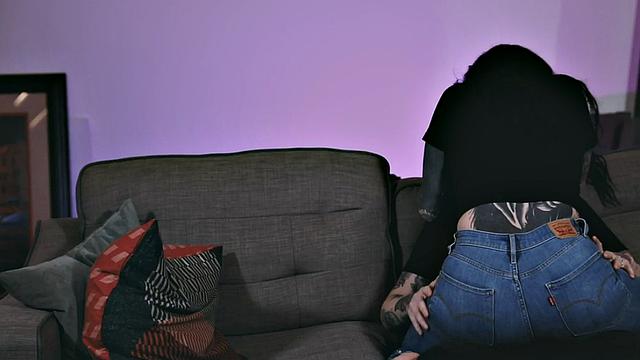 Busty les pussylicking gf before fingered in couple