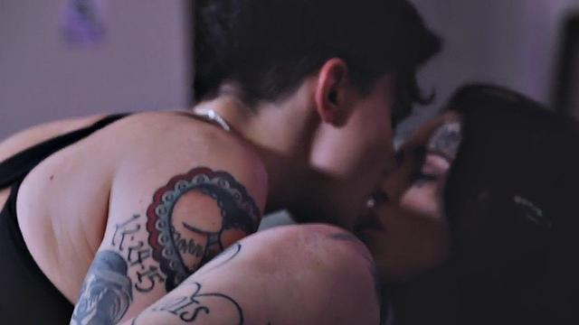 Busty les pussylicking gf before fingered in couple