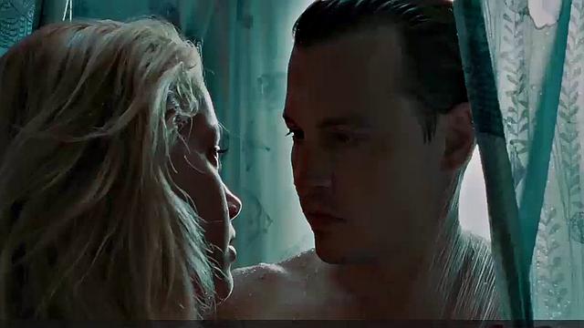 эмбер херд без лифчика, характер при ней