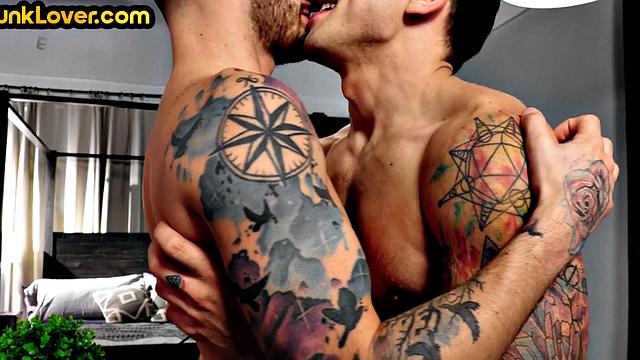 Татуированный качок жестко трахается без резинки после того, как отлизал и отсосал
