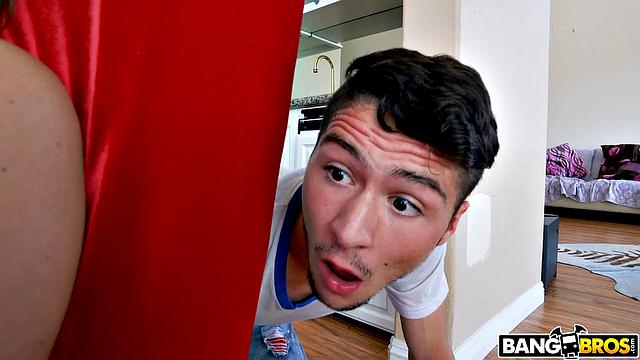 Адриана Чечик поймала сводного брата на подглядывании и устроила бурный сквиртинг с анальным сексом на диване