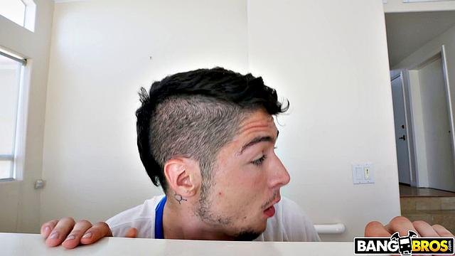 Адриана Чечик поймала сводного брата на подглядывании и устроила бурный сквиртинг с анальным сексом на диване