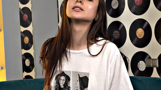 bloom lambie раздвигает ноги на диване и трогает свои проколотые соски