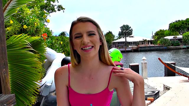 блондинка скачет в reverse cowgirl и улыбается, будто выиграла приз