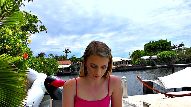 блондинка скачет в reverse cowgirl и улыбается, будто выиграла приз