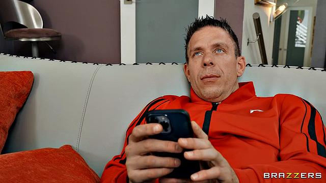 Папа увел у сына горячую девушку и жестко оттрахал её при нем!