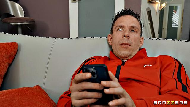 Папа увел у сына горячую девушку и жестко оттрахал её при нем!