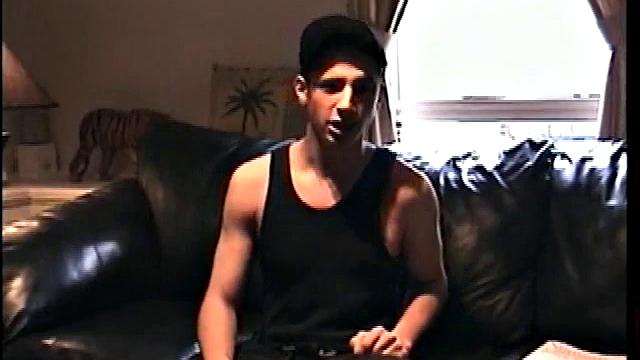 Гей-кореш Кори глубоко сосёт и не краснеет