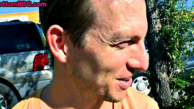 черный мачо отсасывает белому и получает по полной в жопу