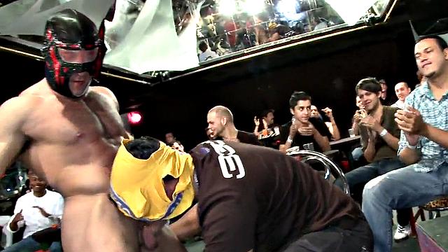 Wild stripper seduces guests at amateur blowjob party