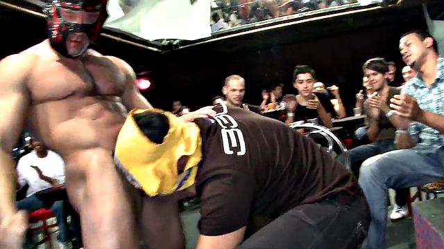 Wild stripper seduces guests at amateur blowjob party