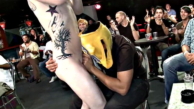 Wild stripper seduces guests at amateur blowjob party