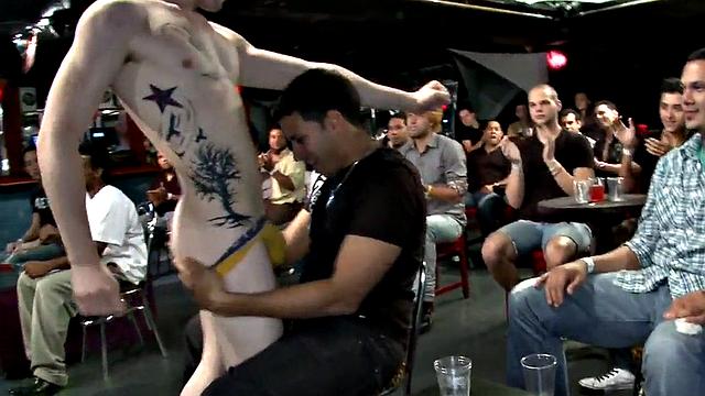 Wild stripper seduces guests at amateur blowjob party