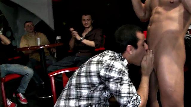 Wild stripper seduces guests at amateur blowjob party